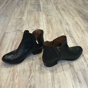 Size 7 LUCKY BRANND black booties with zipper